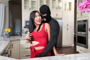 Đang tập yoga mà con cặc lút cán đâm vào mông