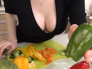 Nhiều lần về nhà đồng nghiệp chơi, anh ccu bí mật đớp luôn Người vợ bạn