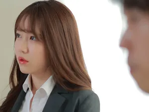 Cô trưởng phòng không mặc áo lót và anh nhân viên may mắn