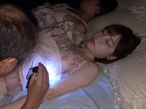 CLUB-815 Tôi đã gọi một chuyên viên mát-xa không cho phép chạm vào tôi, và anh ta giả vờ ngu ngốc trong suốt quá trình điều trị và liên tục chạm vào tôi.