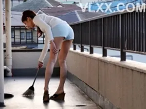 Thanh niên có cuộc sống như mơ khi được chuyển đến ở cùng 3 nữ đồng nghiệp