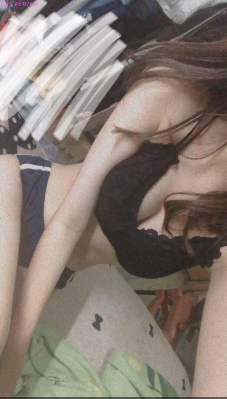 ETQR-495 Chia sẻ phòng khách sạn với một nhân viên nữ xinh đẹp say xỉn...Elena