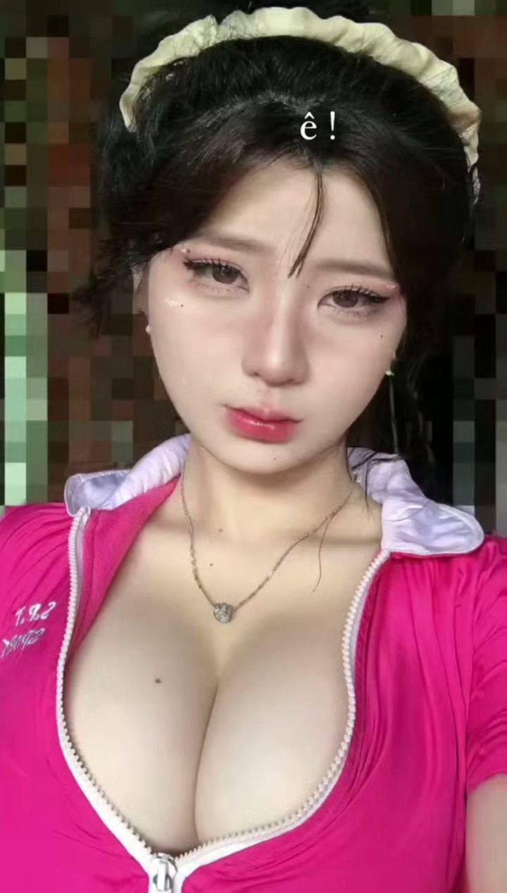 ông già biến thái đặt camera quay lén trong toilet nữ